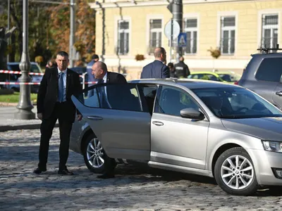 Калин Стоянов: Радев се вози в брониран "Mercedes S680 Guard", шкодата е за пред камери