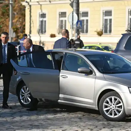 Калин Стоянов: Радев се вози в брониран "Mercedes S680 Guard", шкодата е за пред камери