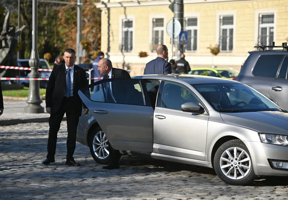 Калин Стоянов: Радев се вози в брониран "Mercedes S680 Guard", шкодата е за пред камери