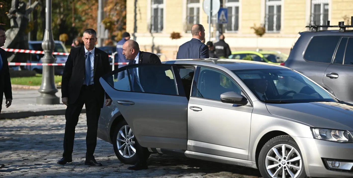 Калин Стоянов: Радев се вози в брониран "Mercedes S680 Guard", шкодата е за пред камери