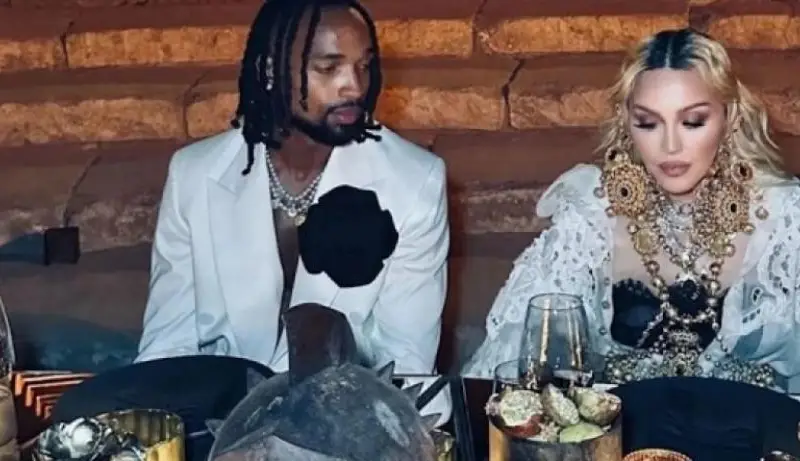 Мадона се сгоди на 67 за футболист