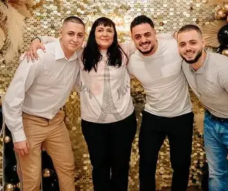 Майката на Карлос: Харесвам приятелката му, мечтая да ме направят баба (СНИМКИ)