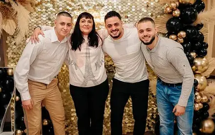 Майката на Карлос: Харесвам приятелката му, мечтая да ме направят баба (СНИМКИ)