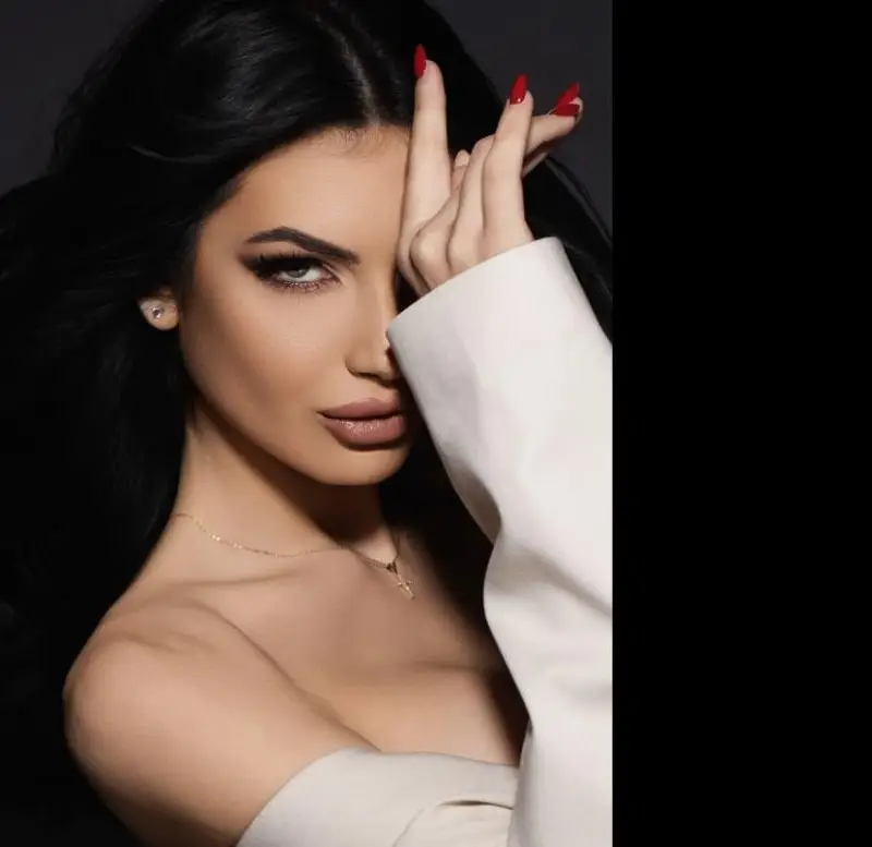 Мис България сияе заради нов тайнствен мъж! (Подробности)