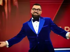 Мон Дьо шокира с грим и през деня – какво се крие зад маската?