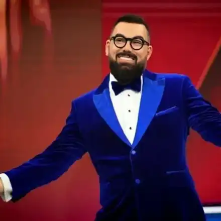 Мон Дьо шокира с грим и през деня – какво се крие зад маската?