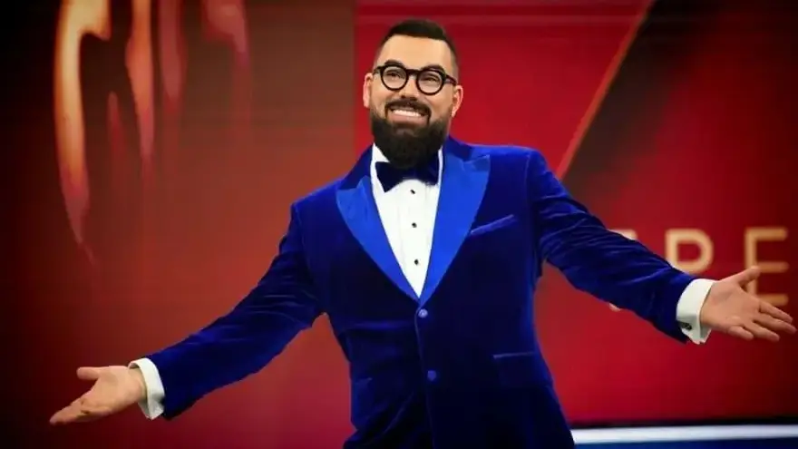 Мон Дьо шокира с грим и през деня – какво се крие зад маската?