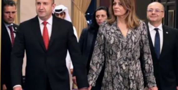 На визита в Египет: Генерал Деси се нагизди с ИЗНОСЕНА „змийска“ роля (Снимки)