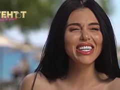 НЕ ДУМАЙ, БЕ!! Шашавата Емили от „Ергенът“ се похвали с нов мъж! (ето кой балама й се върза - СНИМКИ)