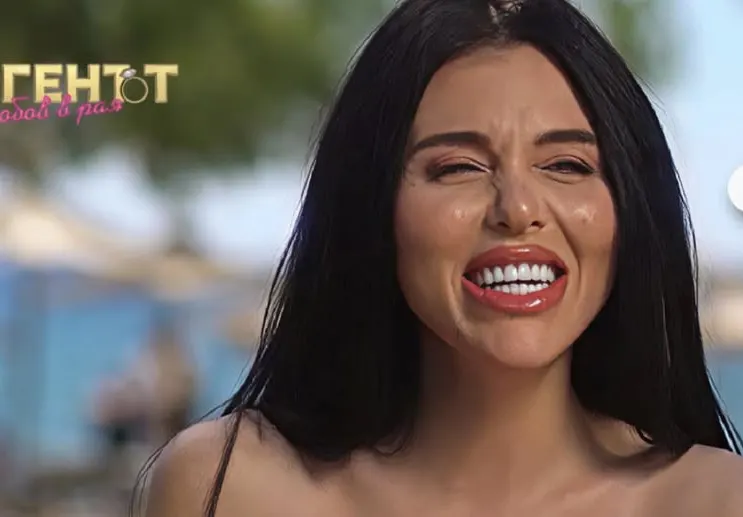 НЕ ДУМАЙ, БЕ!! Шашавата Емили от „Ергенът“ се похвали с нов мъж! (ето кой балама й се върза - СНИМКИ)