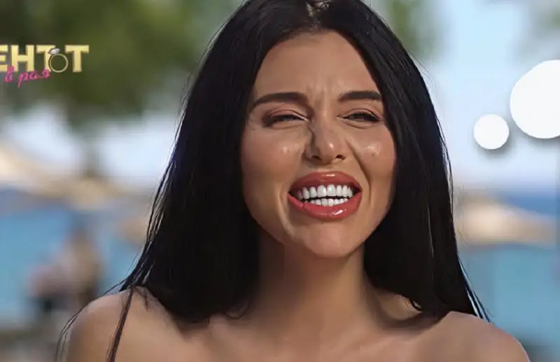 НЕ ДУМАЙ, БЕ!! Шашавата Емили от „Ергенът“ се похвали с нов мъж! (ето кой балама й се върза - СНИМКИ)