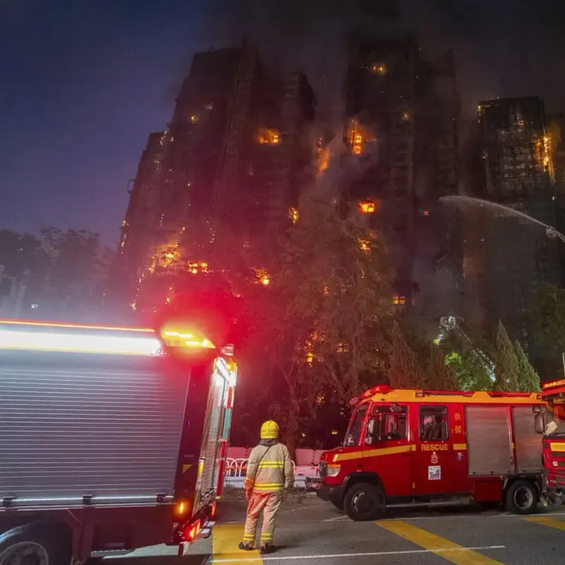 Огнен ад в Хонконг: Загинали и ранени в най-мащабния пожар от 17 години насам (снимки/видео)