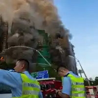 Огнен ад в Хонконг: Загинали и ранени в най-мащабния пожар от 17 години насам (снимки/видео)