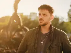 Плачете, дами! Секссимволът от „Братя“ се сгоди! (Вижте за кого)