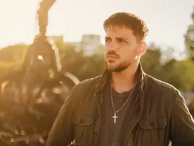 Плачете, дами! Секссимволът от „Братя“ се сгоди! (Вижте за кого)