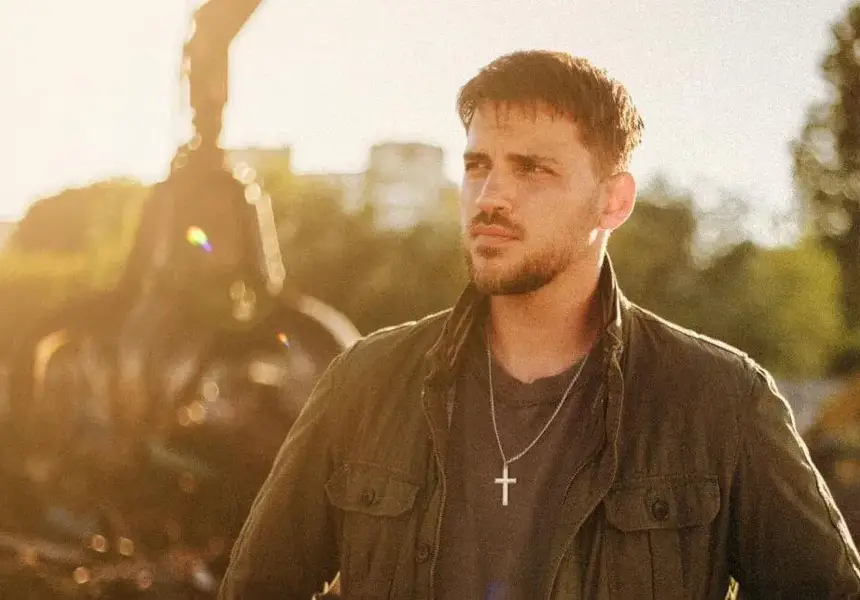 Плачете, дами! Секссимволът от „Братя“ се сгоди! (Вижте за кого)