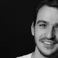 Под звуците на Radiohead: Звезда от „Чалга“ се сгоди на рок шоу