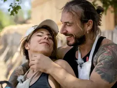 Разследват участничка от “Фермата” за потрошена хотелска стая