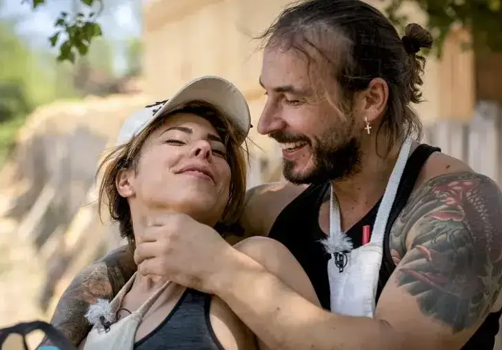 Разследват участничка от “Фермата” за потрошена хотелска стая