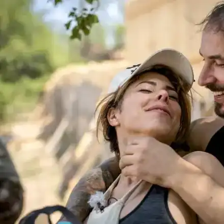 Разследват участничка от “Фермата” за потрошена хотелска стая