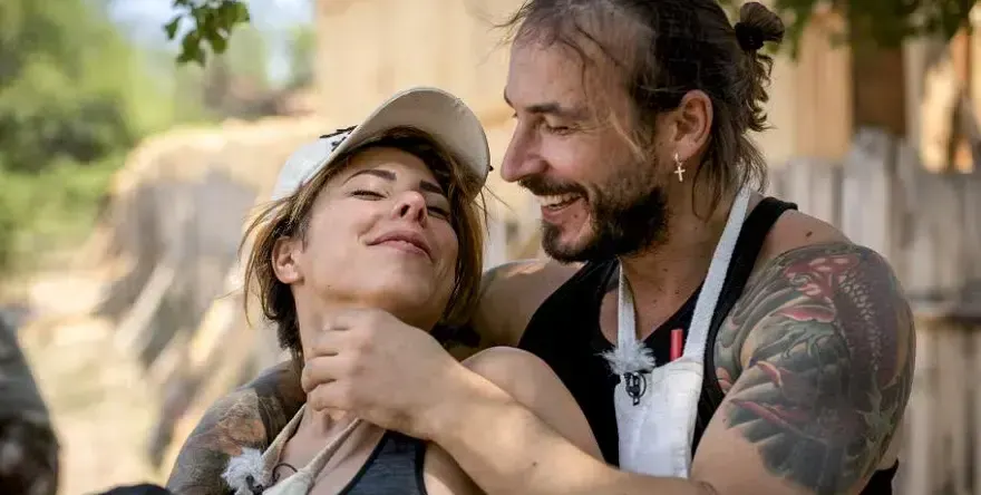 Разследват участничка от “Фермата” за потрошена хотелска стая