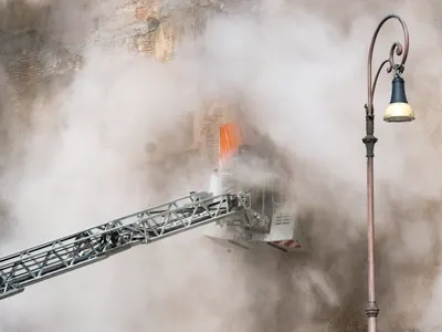 Рухна историческа кула в центъра на Рим по време на реставрация (снимки/видео)