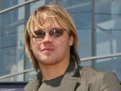 Шампионът килър Максим Стависки събира дърва за огрев след потопа