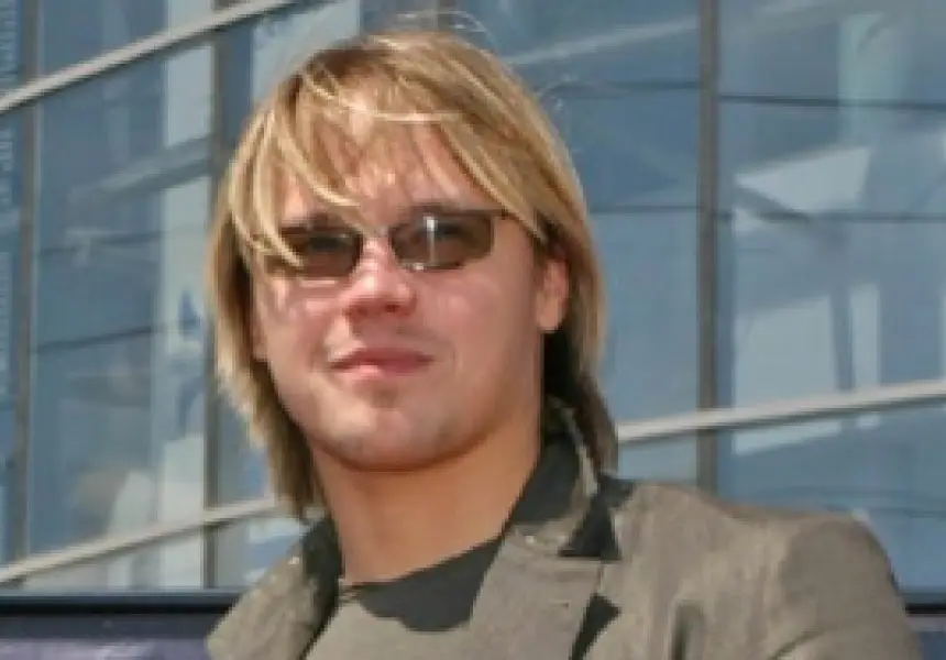 Шампионът килър Максим Стависки събира дърва за огрев след потопа