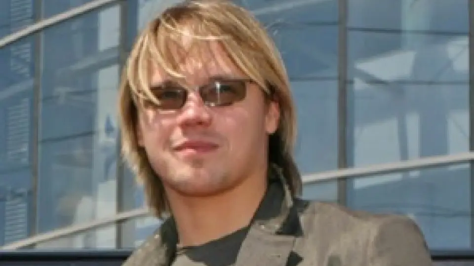 Шампионът килър Максим Стависки събира дърва за огрев след потопа