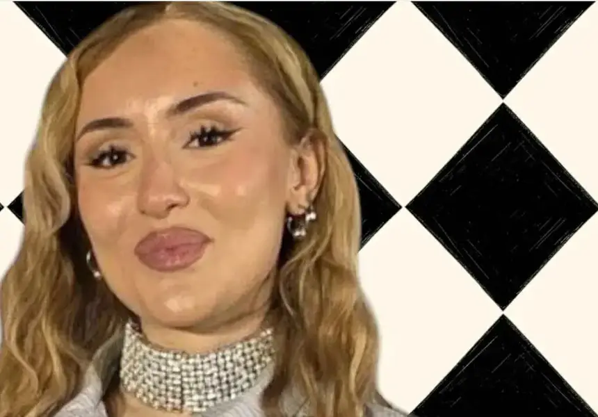 Тая лигла за коя се взе?! Дара Екимова като агресивна простакеса на концерта на Галена! (СНИМКИ с гаджето й, той поне е възпитан)