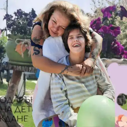 Труд, а не подаяния: Майката, която събра 330 000 на едно място в помощ на сестри по съдба