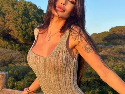 Шокираща украинка провокира Варна с голи изяви!