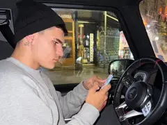 Валерко си татуира мама Алисия на шията