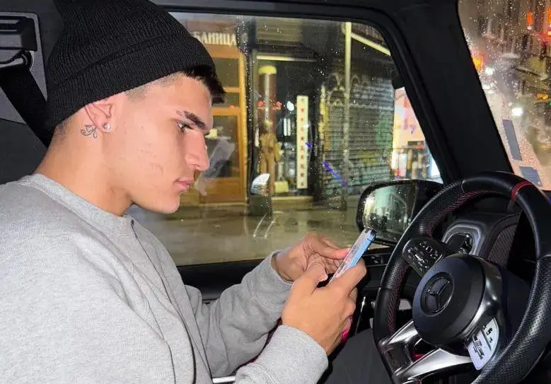 Валерко си татуира мама Алисия на шията