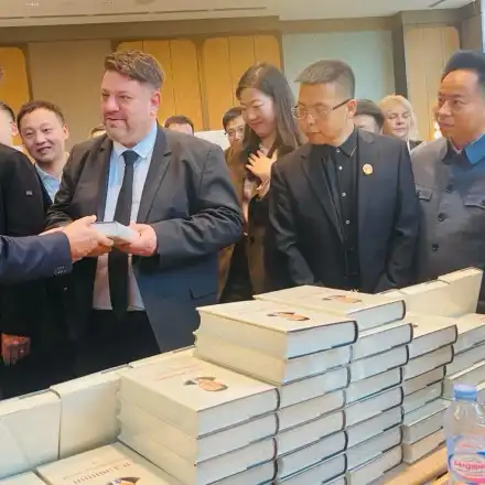 Вицепремиерът Атанас Зафиров и зам.-председателят на Постоянния комитет на Общокитайското събрание на народите Сяо Дзие присъстваха на подписването на споразумения за сътрудничество между организации в България и Китай