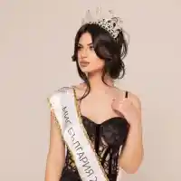 Скандал! Мис България върти кючеци на масата и шокира мрежата!