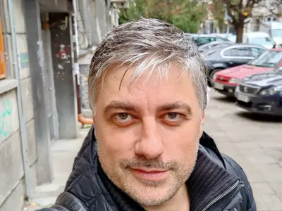 Владо Карамазов  си епилира задните части