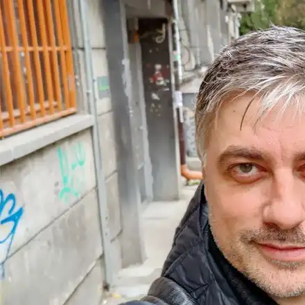 Владо Карамазов  си епилира задните части