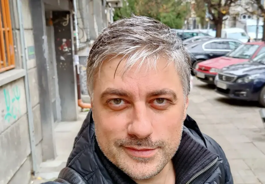 Владо Карамазов  си епилира задните части