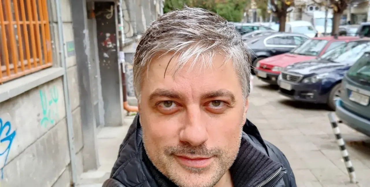 Владо Карамазов  си епилира задните части