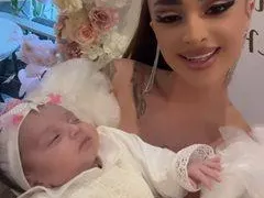 Задържаната с кокаин зад волана Мис Силикон с погача за бебето (Снимки)