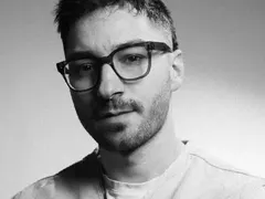 ЗАЩИТИЛ МОМИЧЕ: Локали преследват Крис Захариев в мола! Бях обиждан (нормално) и плют (буквално)