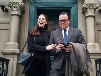 Скандално ново гадже на звездата от 'Татковци' шокира феновете!