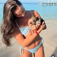 Скандалът на Бахамите: Айлин Бобева храни прасенца!