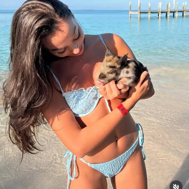 Скандалът на Бахамите: Айлин Бобева храни прасенца!