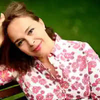 Актрисата Иска Ангелова стана моден дизайнер! Облича дами в ретро стил