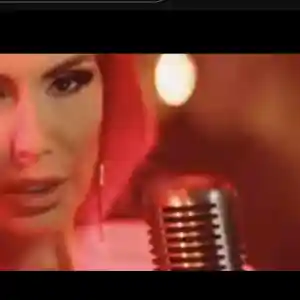 Анелия сложи червена перука