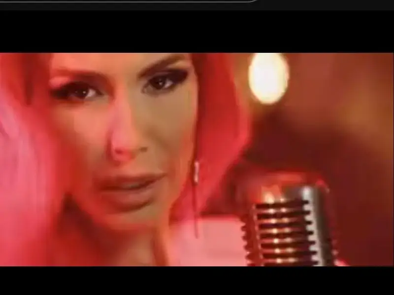 Анелия сложи червена перука