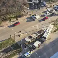 Автобус засече и се блъсна в трамвай пред мола на столичния бул. "Ситняково" (снимки)