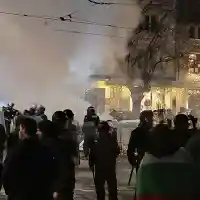 Шок! Протестите в София прераснаха в насилие и хаос!